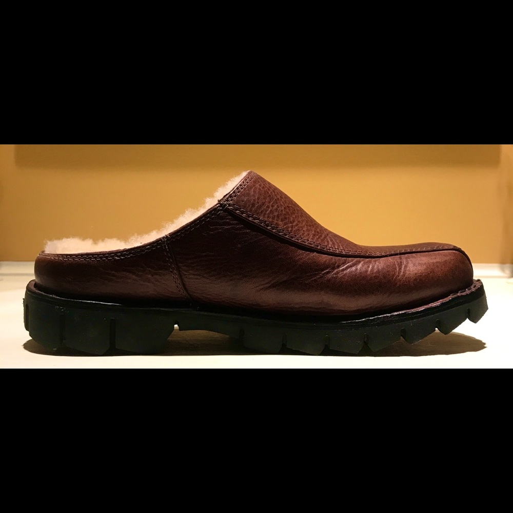 UGG MEN’S SHERPA LINED LEATHER OUTDOOR SLIP ON CLOG SHOE - Picture 8 of 9
